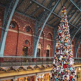 33-foot Lego Christmas tree erected in London's St Pancras Station - The  Verge